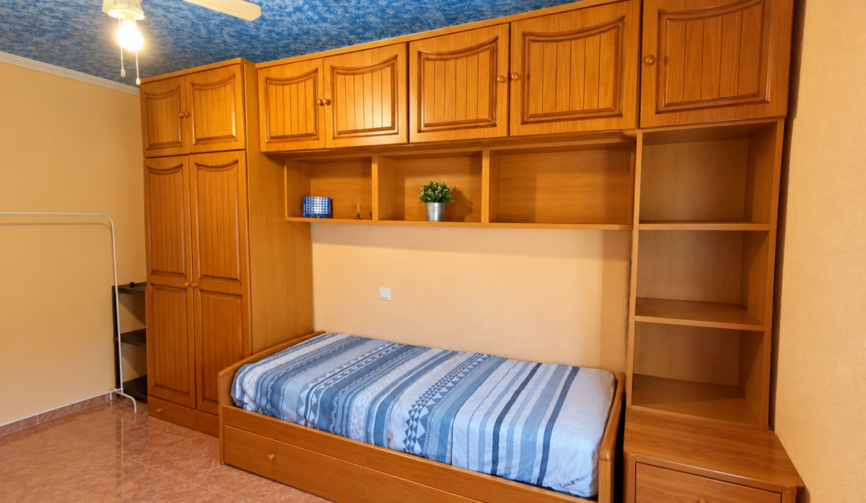 Dormitorio acogedor con armario empotrado
