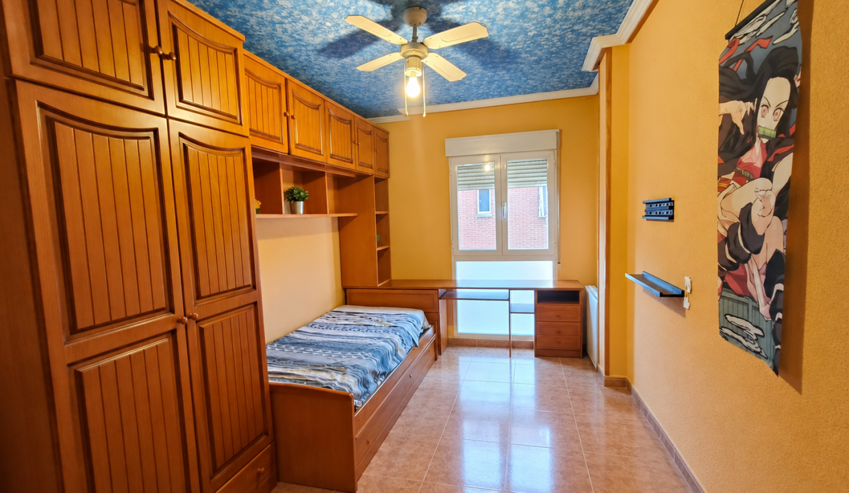 Dormitorio acogedor con cama individual y armario de madera