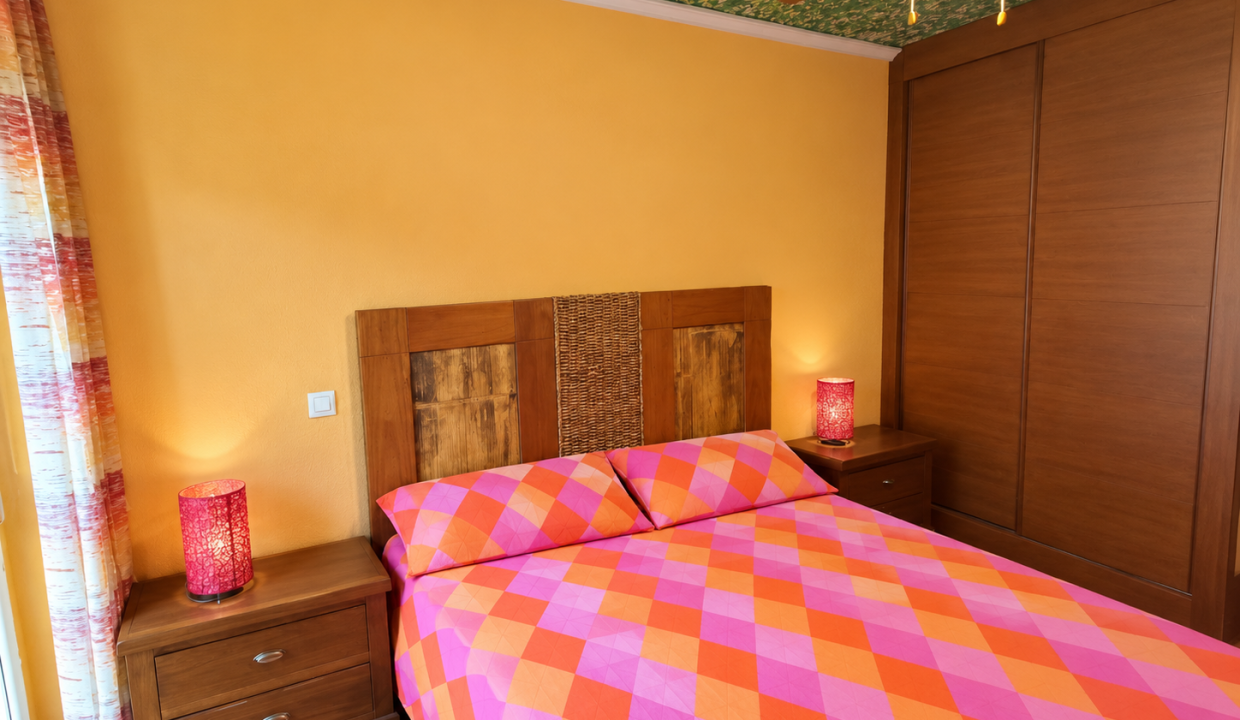 Dormitorio acogedor de colores vibrantes