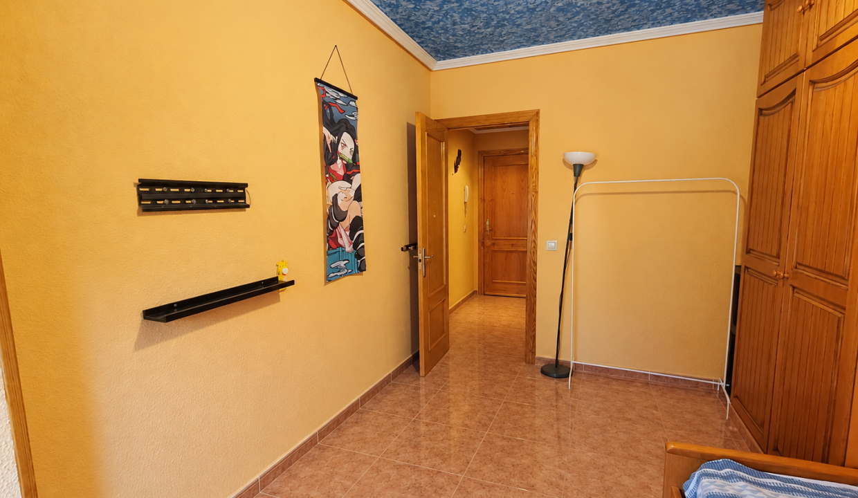 Dormitorio cálido con cama individual y armario