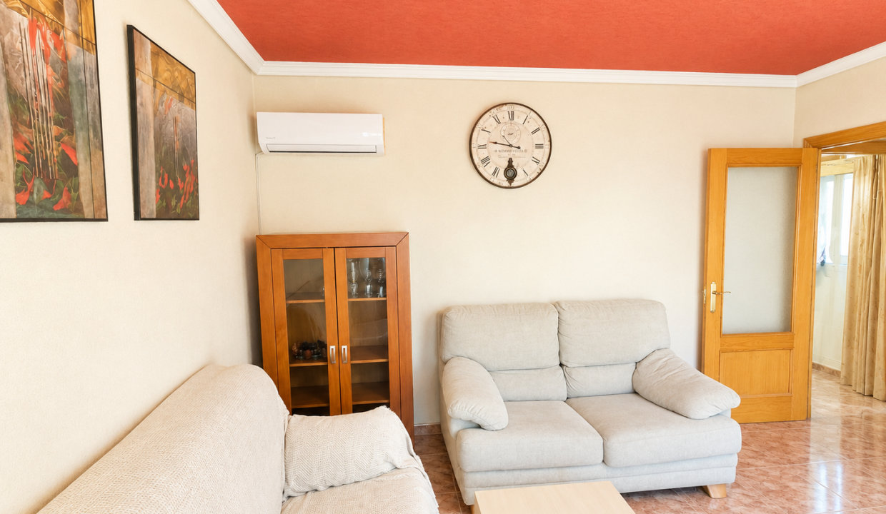 Salón acogedor con reloj vintage