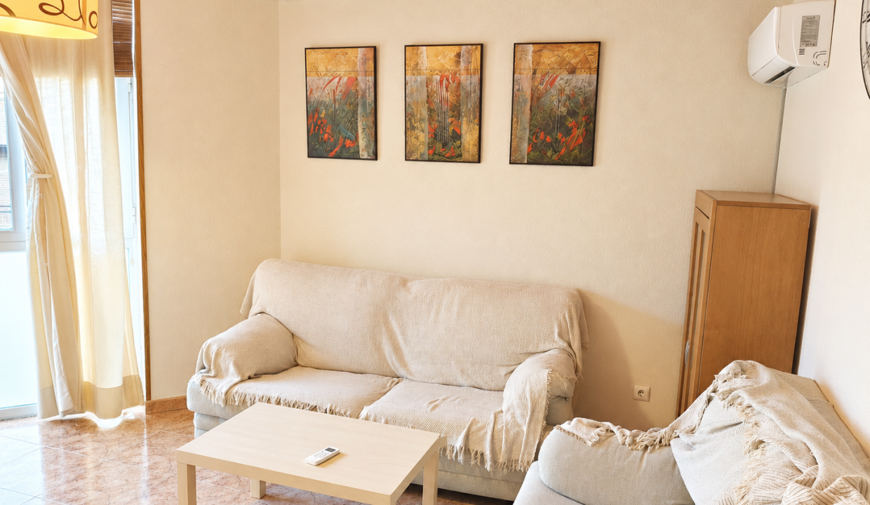 Salón acogedor con tríptico floral y luz natural